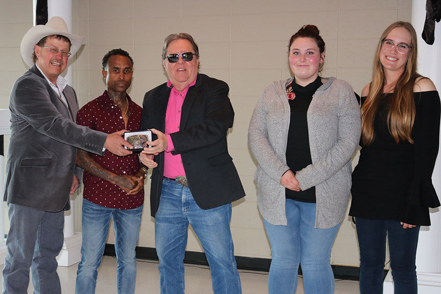 Lyle Magnuson receives Trainer of the Year Award