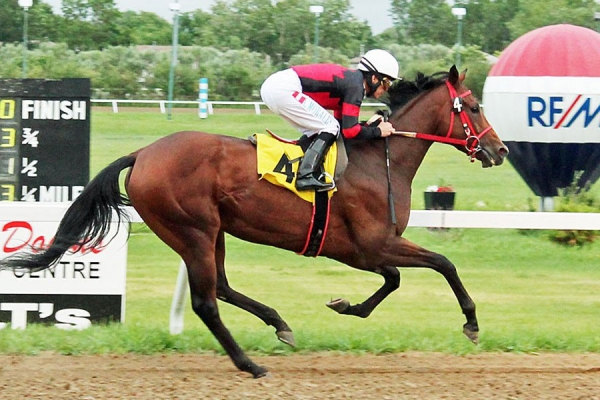 Escape Clause winning the Winnipeg Sun Stakes at Assiniboia Downs on 7/25/2018
