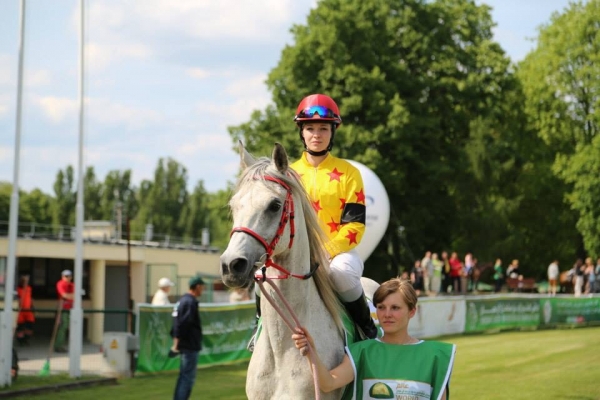 Corinne in walking ring on Etnum Psyche